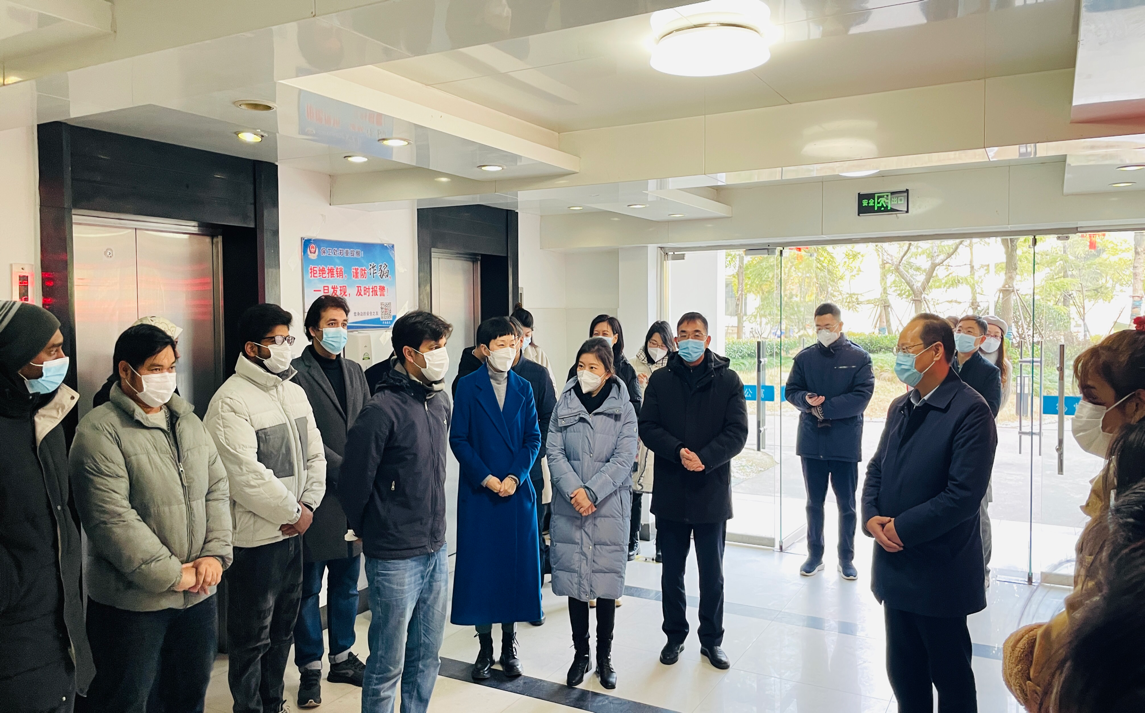 校领导看望寒假留校国际学生